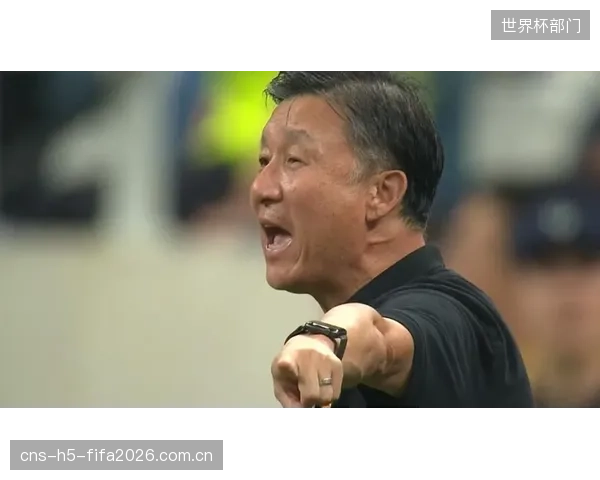 面对体能快速消耗的现实，放弃前场压迫，转而寻求高效反击是更为务实的选择。